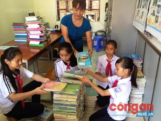 Ban khuyến học Trường THCS Lê Lợi, TP Vinh gom sách vở cũ trao tặng cho học sinh nghèo ở vùng sâu, vùng xa