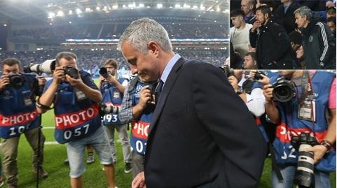 HLV Mourinho dường như đang mất kiểm soát ở hậu trường Chelsea và đối diện nguy cơ mất ghế vào Simeone