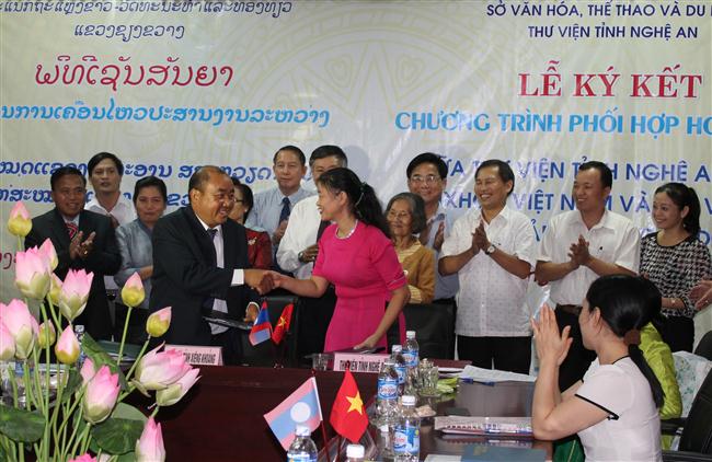 Lễ ký kết quy chế xây dựng hoạt động thư viện giữa hai tỉnh Nghệ An                   và Xiêng Khoảng được tổ chức vào đầu tháng 10/2015 