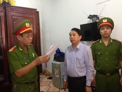 Đọc lệnh khám xét nhà ở ông Nguyễn Văn Bổng