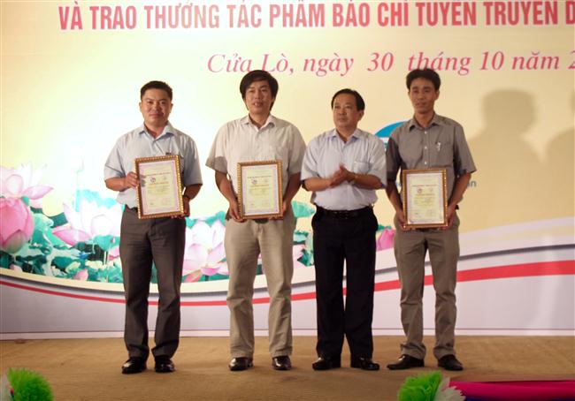 Ông Trần Duy Ngoãn – Chủ tịch Hội nhà báo Nghệ An trao giải nhì cho 3 tác giả