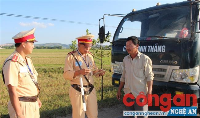 Lực lượng CSGT-TT-CĐ Công an huyện Hưng Nguyên kiểm tra phương tiện tham gia giao thông