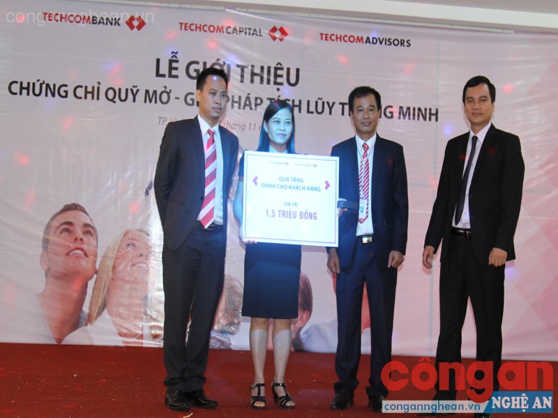 Đại diện Quỹ trao quà cho Bà Giao Thị Châu (thành phố Hà Tĩnh, Hà Tĩnh) khách hàng đầu tiên đăng ký tham gia đầu tư.