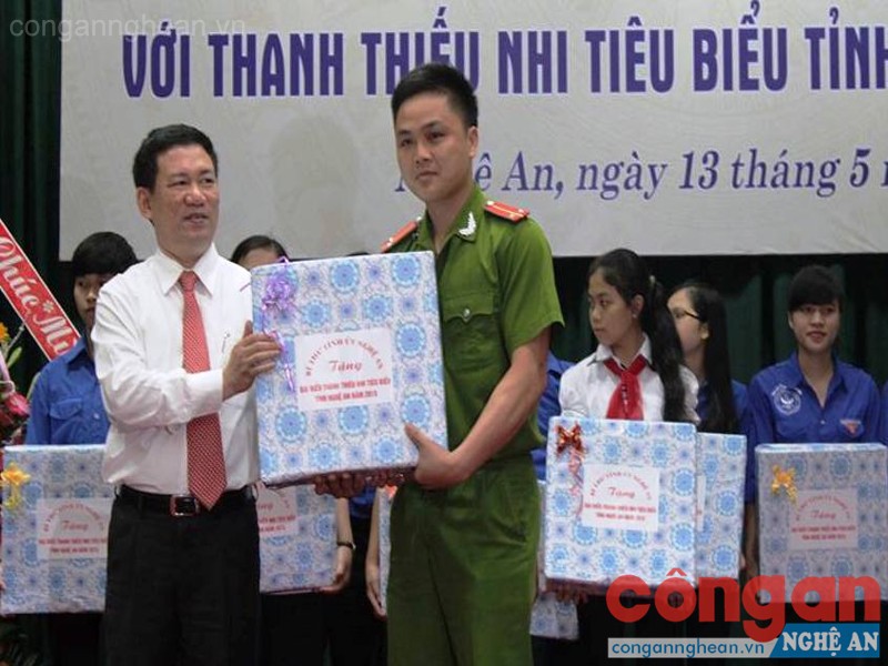 Bí thư Tỉnh ủy trao quà cho Trung úy Vi Văn Tuyết tại Hội nghị tuyên dương “Thanh, thiếu niên tiêu biểu tỉnh Nghệ An” tháng 5/2015