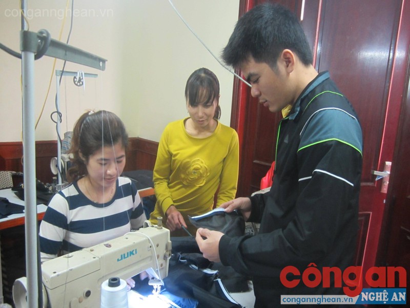 Anh Nguyễn Sỹ Nhu (phải) hướng dẫn công nhân làm sản phẩm
