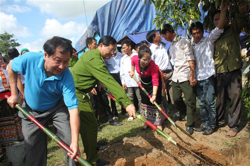 Đại tá Nguyễn Hữu Cầu trồng cây lưu niệm tại khuôn viên Nhà văn hoá bản Bàng