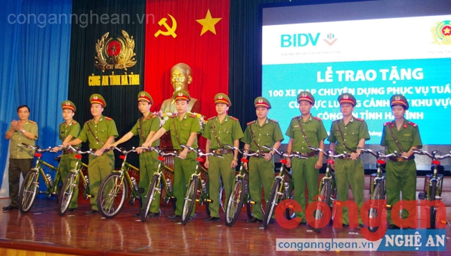 Lãnh đạo Công an tỉnh trao xe đạp cho lực lượng Cảnh sát khu vực