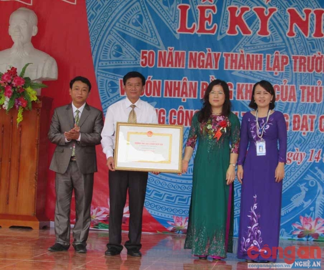 Đồng chí Nguyễn Thị Kim Chi, Ủy viên BCH Đảng bộ tỉnh, Giám đốc Sở GD&ĐT trao Bằng công nhận trường đạt chuẩn quốc gia cho nhà trường