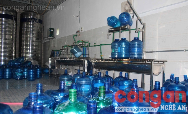  Công nghệ sản xuất nước đóng chai được cho là nhiễm khuẩn tại một cơ sở ở phường Mai Hùng, TX Hoàng Mai, tỉnh Nghệ An