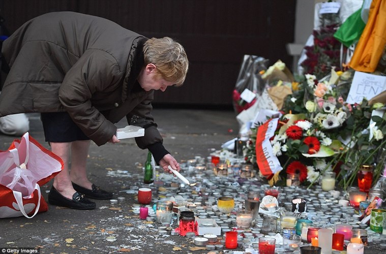 Sau tấn thảm kịch, người dân Paris đã thắp nến, đặt hoa ở nhiều nơi tưởng niệm các nạn nhân xấu số. (ảnh: Getty).