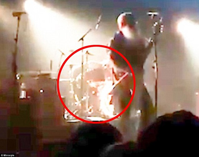 Hình ảnh này được chụp từ một đoạn video vào thời điểm súng nổ và tay trống của ban nhạc ngã nhào xuống phía sau bộ trống của mình để tự vệ. (ảnh: Mirror Pix)