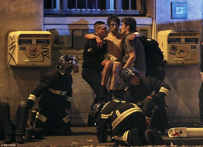 Lực lượng cứu hộ của Paris nhanh chóng đưa người bị thương ra khỏi hiện trường vụ khủng bố. (ảnh: Reuters)