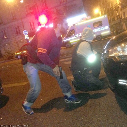 Cảnh sát Pháp trong giây phút căng thẳng trông chừng những tên khủng bố ở trong nhà hát Bataclan. (ảnh: Magnum Phot).