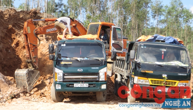 Hai chiếc xe tải đang chờ “ăn đất” tại rú Nghè, xã Lăng Thành
