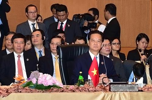 Thủ tướng Nguyễn Tấn Dũng và Đoàn Việt Nam tại Hội nghị Cấp cao ASEAN+3. Ảnh: VGP