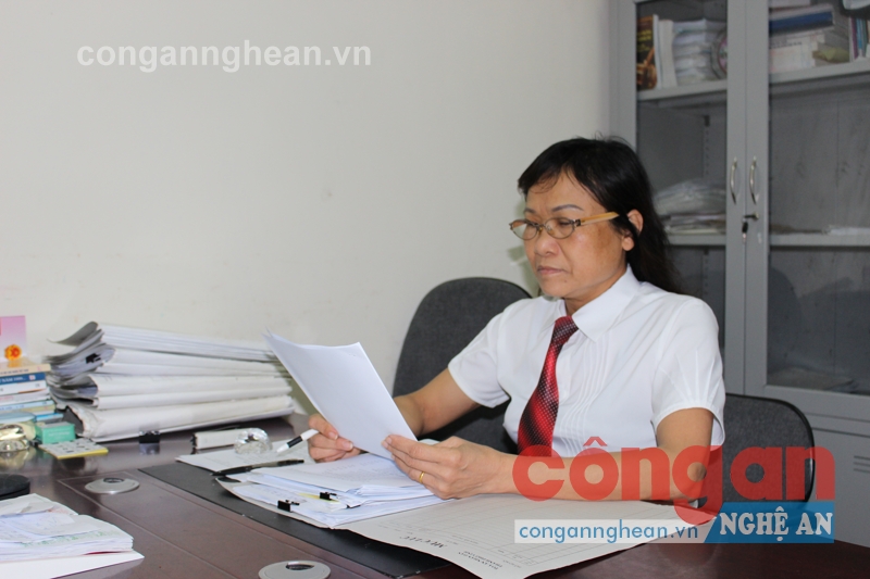  Thẩm phán Nguyễn Thị Hương đang nghiên cứu hồ sơ vụ án