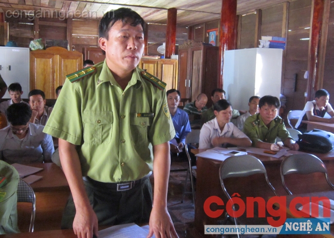 Lãnh đạo Hạt kiểm lâm huyện Tương Dương báo cáo vụ việc với Chủ tịch UBND huyện tại buổi làm việc ở xã Mai Sơn ngày 16/11