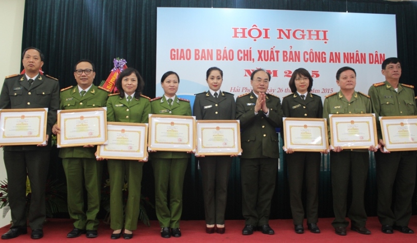Đồng chí Thượng tướng Bùi Quang Bền, UV BCH Trung ương Đảng, Thứ trưởng BCA trao Bằng khen cho các tập thể có thành tích xuất sắc