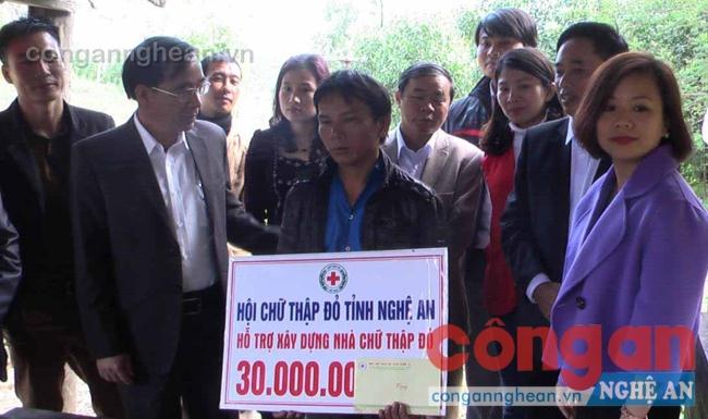Đồng chí Hoàng Viết Đường,                  Phó Chủ tịch UBND tỉnh trao                 số tiền 30 triệu đồng                             cho anh Bùi Huy Được