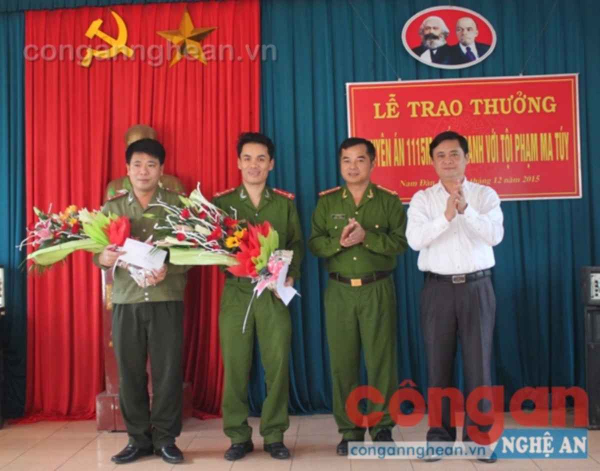 Lãnh đạo huyện Nam Đàn tặng hoa chúc mừng thành công chuyên án
