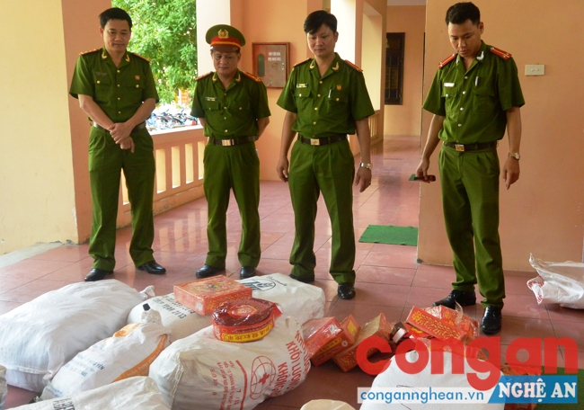 Đồng chí Đại tá Nguyễn Mạnh Hùng, Phó Giám đốc Công an tỉnh cùng Công an huyện Quỳnh Lưu kiểm tra tang vật hơn 400 kg pháo nổ trong một chuyên án về pháo nổ