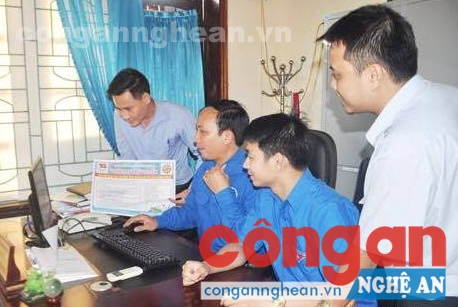 Cán bộ, công chức tham gia thi trực tuyến CCHC - Ảnh: Nguyễn Xuân Tiệp