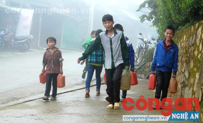  Để có nước sinh hoạt, học sinh bán trú ở Kỳ Sơn phải đi xa 3 km hoặc tận dụng nước mưa, nước sương