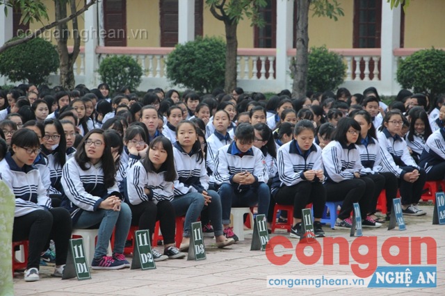 Đông đảo học sinh Trường THPT Huỳnh Thúc Kháng tham dự buổi tuyên truyền