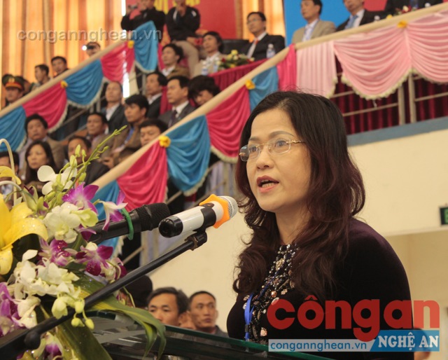 Bà Nguyễn Thị Kim Chi, Giám đốc Sở GD&ĐT Nghệ An đọc khai diễn văn khai mạc