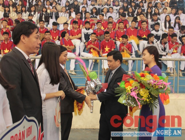 Ông Huỳnh Thanh Điền, Phó Chủ tịch UBND tỉnh tặng hoa cho các đoàn 