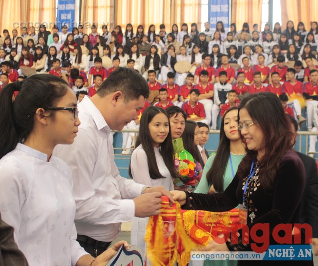 Bà Nguyễn Thị Kim Chi, Giám đốc Sở GD&ĐT Nghệ An tặng cờ cho các đoàn