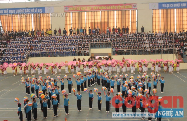 Màn đồng diễn của học sinh trường Tiểu học Hưng Dũng, TP Vinh