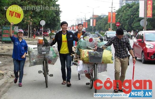 Nhóm sinh viên tình nguyện CLB Thanh niên sống đẹp thu gom ve chai, phế liệu trên địa bàn TP Vinh để gây quỹ từ thiện