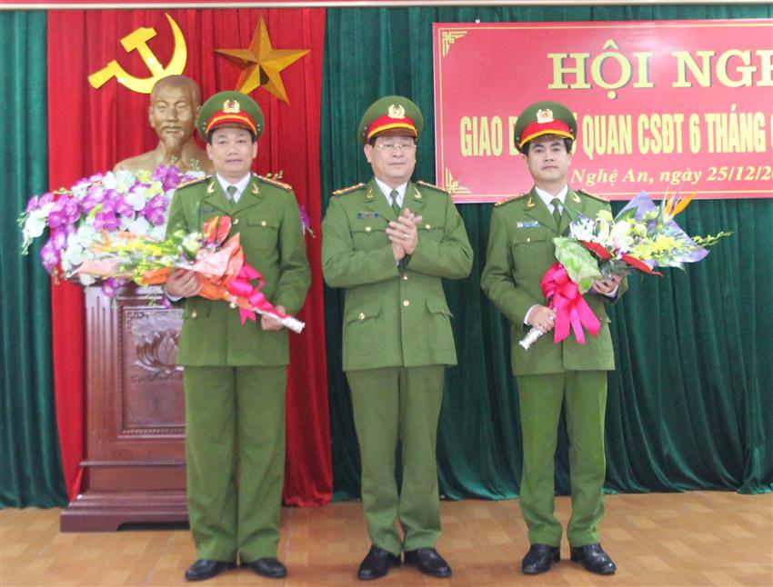 Đồng chí Đại tá Nguyễn Hữu Cầu, Giám đốc Công an tỉnh trao quyết định bổ nhiệm và tặng hoa chúc mừng Thủ trưởng CQ CSĐT và Thủ trưởng Cơ quan Thi hành án hình sự.