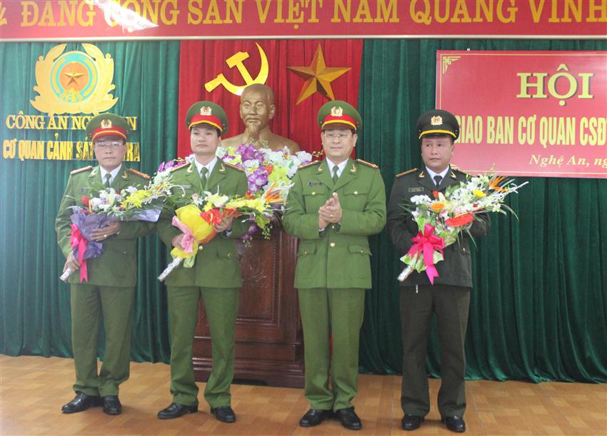 Đại tá Nguyễn Hữu Cầu, Giám đốc CAT trao quyết định bổ nhiệm và tặng hoa chúc mừng hai Phó Thủ trưởng Cơ quan CSĐT và Phó thủ trưởng Cơ quan ANĐT 