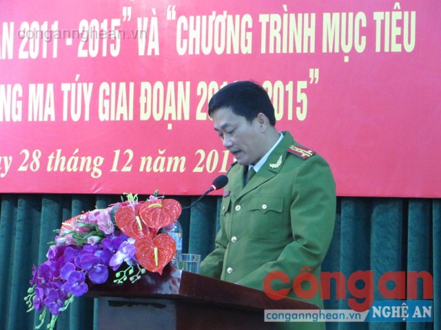 Đại tá Nguyễn Mạnh Hùng - Phó giám đốc Công an tỉnh trình bày tóm tắt kết 5 năm quả thực hiện Đề án và Chương trình