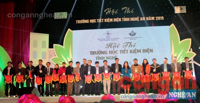 Bà Nguyễn Thị Kim Chi, Giám đốc Sở GD&ĐT Nghệ An tặng cờ cho các đội thi