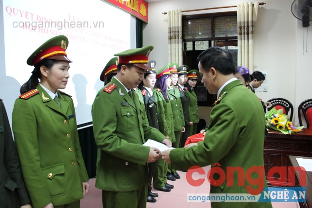 Đại tá Trần Ngọc Tú - Trưởng Công an Tp Vinh trao quyết định thành lập Đội hồ sơ nghiệp vụ Cảnh sát
