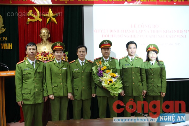 Lãnh đạo Công an thành phố Vinh chụp ảnh lưu niệm với Đội hồ sơ nghiệp vụ Cảnh sát
