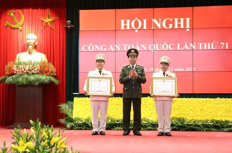 6.	Bộ trưởng Trần Đại Quang trao Huân chương cho Thứ trưởng Bùi Quang Bền và Thứ trưởng Bùi Văn Thành.