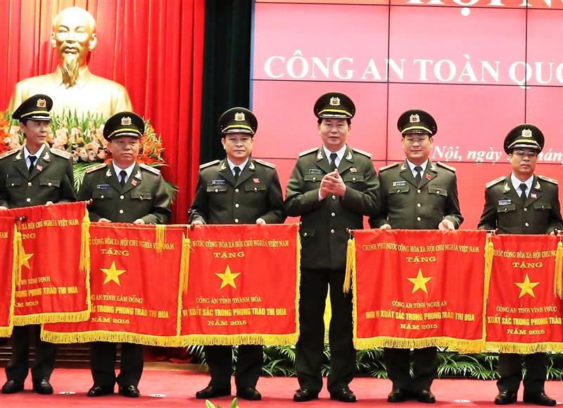 Đại tá Nguyễn Hữu Cầu (thứ 2 từ phải sang) - Giám đốc Công an Nghệ An nhận Cờ Đơn vị xuất sắc trong phong trào thi đua của Chính phủ 