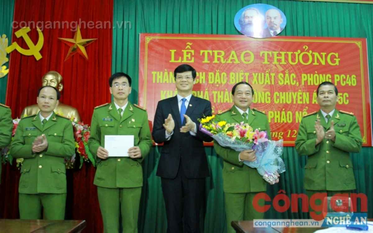 Đồng chí Lê Xuân Đại, Ủy viên BTV Tỉnh ủy, Phó Chủ tịch thường trực UBND tỉnh trao phần thưởng 20 triệu đồng cho Phòng PC46.
