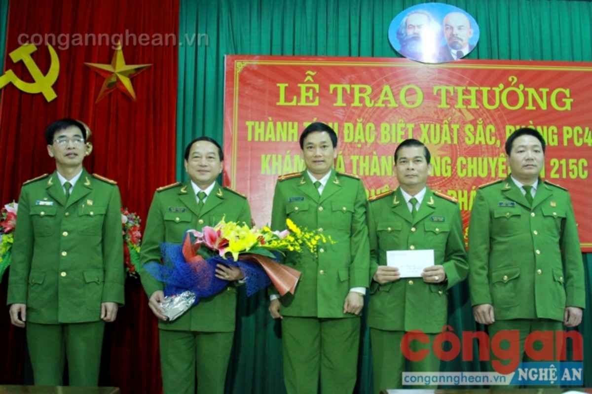 Đại tá Nguyễn Mạnh Hùng, Thủ trưởng Cơ quan CSĐT, Phó Giám đốc Công an tỉnh trao thưởng 5 triệu đồng cho Phòng PC46.