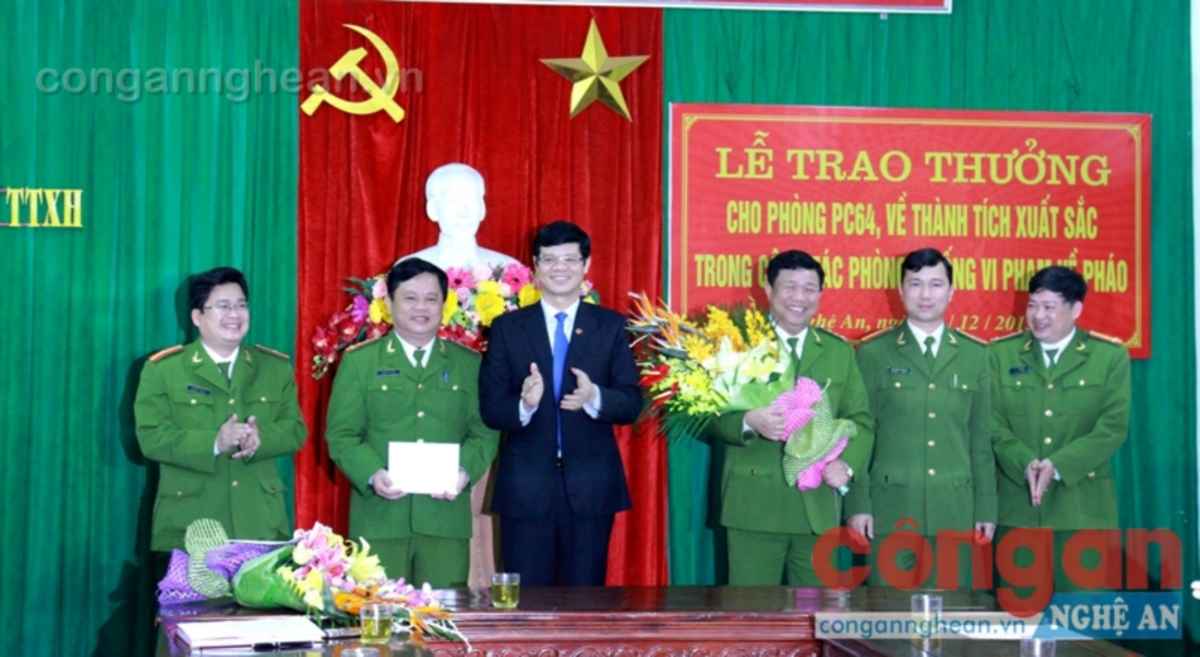 Đồng chí Lê Xuân Đại, Ủy viên BTV Tỉnh ủy, Phó Chủ tịch thường trực UBND tỉnh trao phần thưởng 10 triệu đồng cho Phòng PC64.