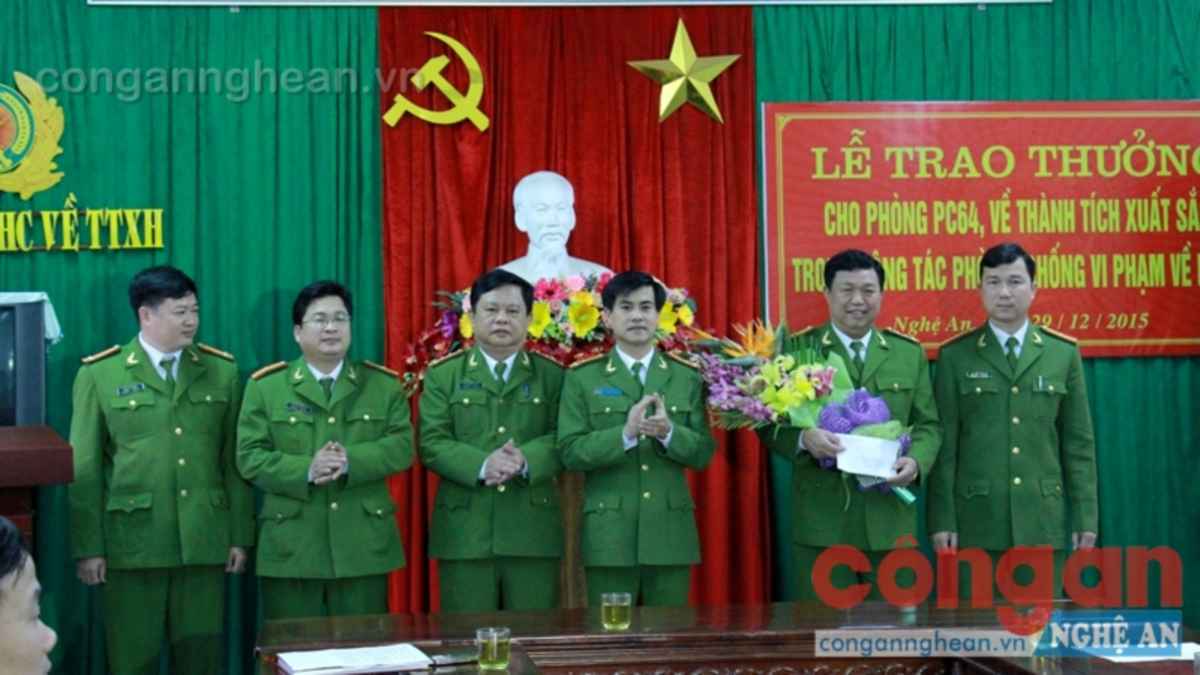 Thượng tá Nguyễn Đức Hải, Phó Giám đốc Công an tỉnh trao phần thưởng 5 triệu đồng cho Phòng PC64.