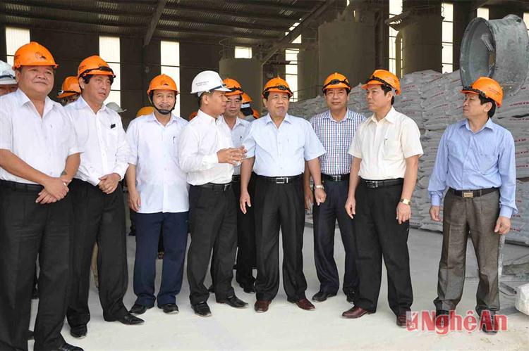 Chủ tịch UBND tỉnh Nguyễn Xuân Đường thăm Công ty Sản xuất bột đá siêu mịn tại huyện Nghĩa Đàn
