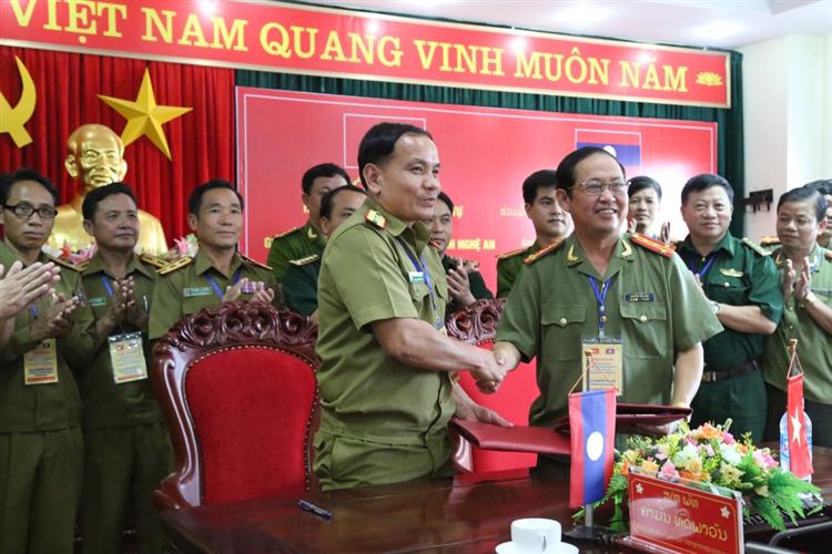 Đồng chí Đại tá Nguyễn Tiến Dần, Phó Giám đốc Công an tỉnh Nghệ An                  và đại diện Công an tỉnh Hủa Phăn (CHDCND Lào)                                                 trao bản ghi nhớ về phối hợp đảm bảo ANTT vùng biên giới