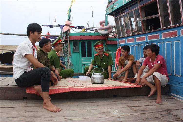 Công an phường Quỳnh Phương, TX Hoàng Mai                                                                             chia sẻ niềm vui với ngư dân sau đợt đánh bắt thủy sản