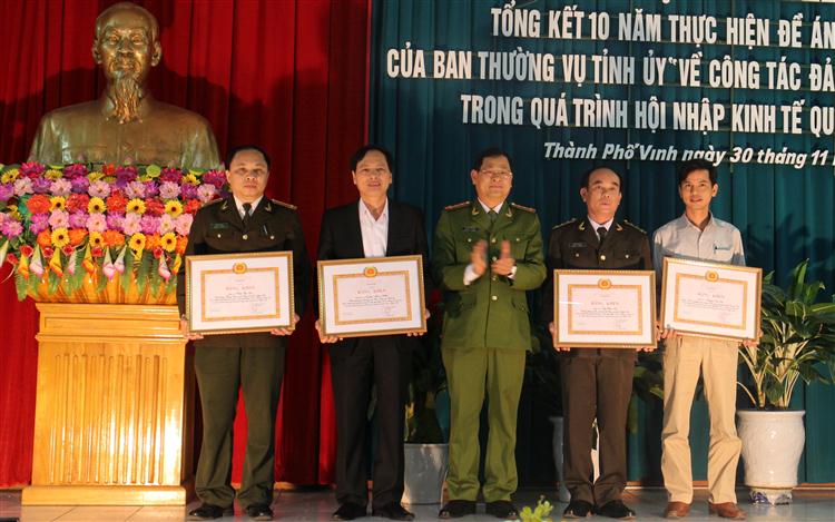 Đồng chí Đại tá Nguyễn Hữu Cầu, Giám đốc Công an tỉnh trao thưởng  cho các cá nhân đạt thành tích xuất sắc trong thực hiện Đề án 07  về “Công tác đảm bảo ANTT trong quá trình hội nhập kinh tế quốc tế”