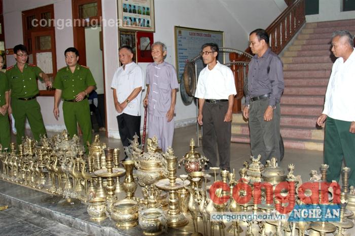 Công an huyện Đô Lương trao trả đồ thờ cúng bị mất trộm cho đại diện các dòng họ